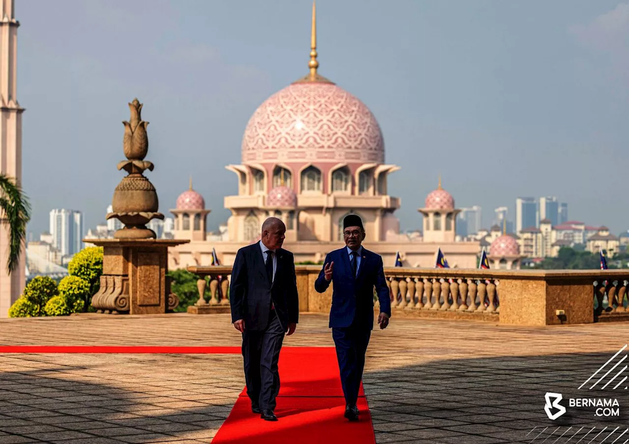 New Zealand PM accorded official welcoming at Dataran Perdana