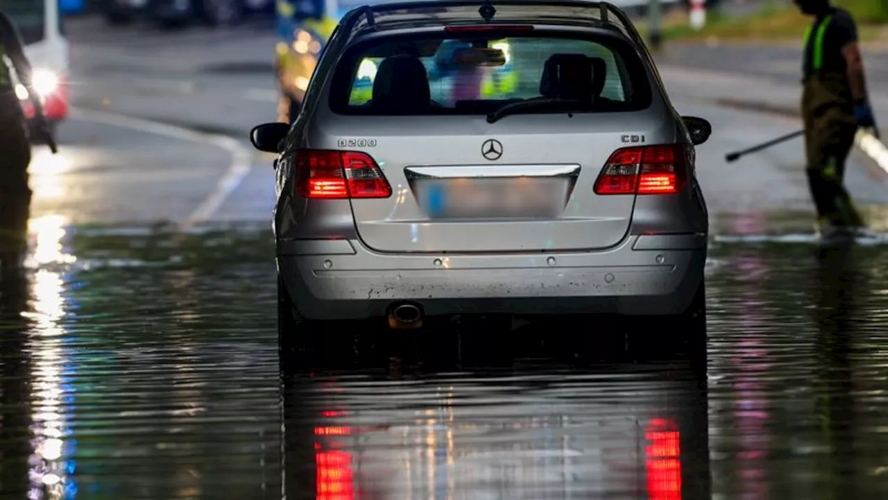 Feuerwehr: Gewitter bringen Starkregen - Wasserschäden in Ratingen