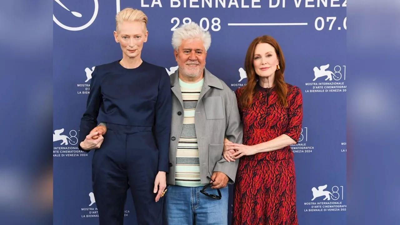 Julianne Moore und Tilda Swinton: Pedro Almodóvar posiert mit seinen zwei Musen