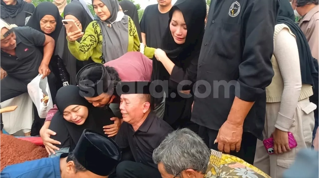 Momen Adik Ayu Ting Ting Tuangkan ASI di Makam Putranya, Tak Berhenti Menangis