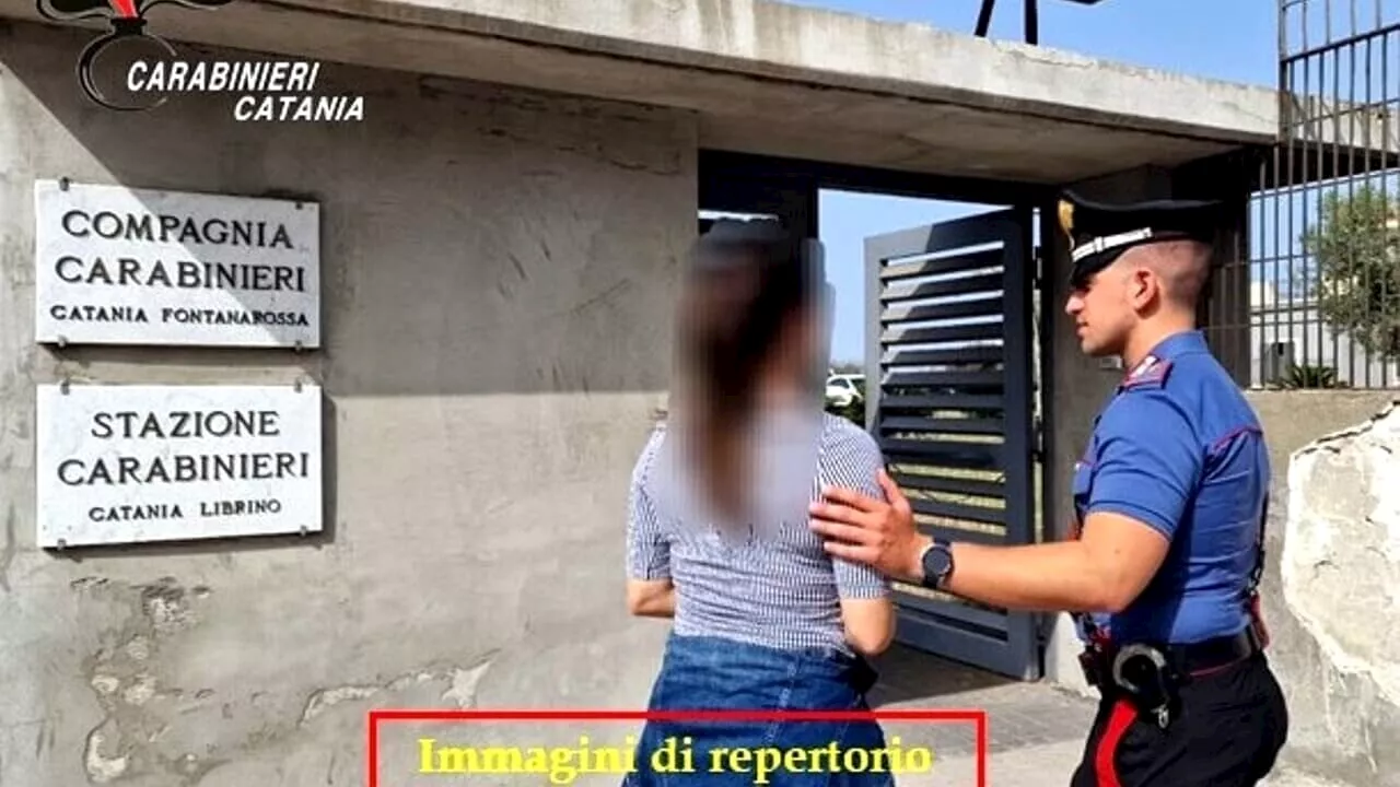 La mamma la rimprovera per il disordine, 26enne tenta di buttarla da finestra