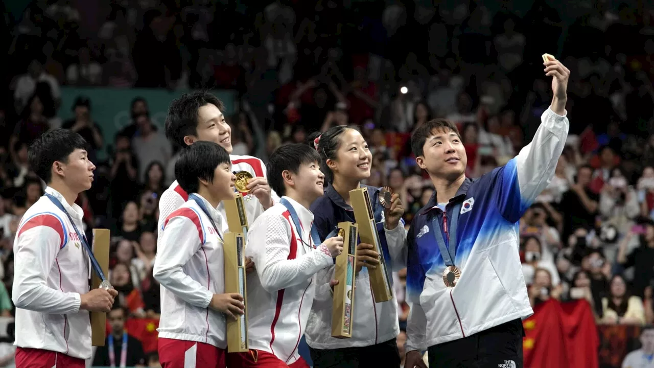 La squadra nordcoreana di pingpong sorride in un selfie con i sudcoreani: gli sportivi saranno puniti