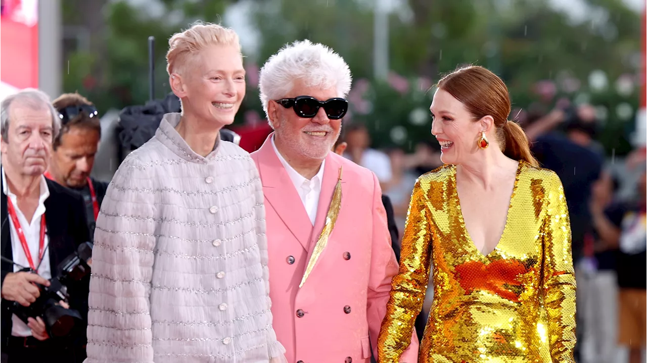 Tilda Swinton con pantalones de Chanel, Julianne Moore cubierta de lentejuelas doradas y Pedro Almodóvar de rosa: la alfombra roja de 'La habitación de al lado' en Venecia