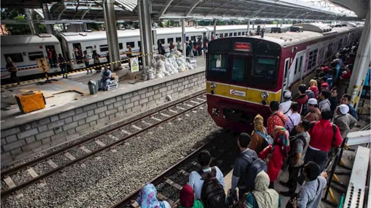 Detik-detik Wanita Terperosok Masuk Celah Peron Saat KRL Berhenti di Stasiun Kranji