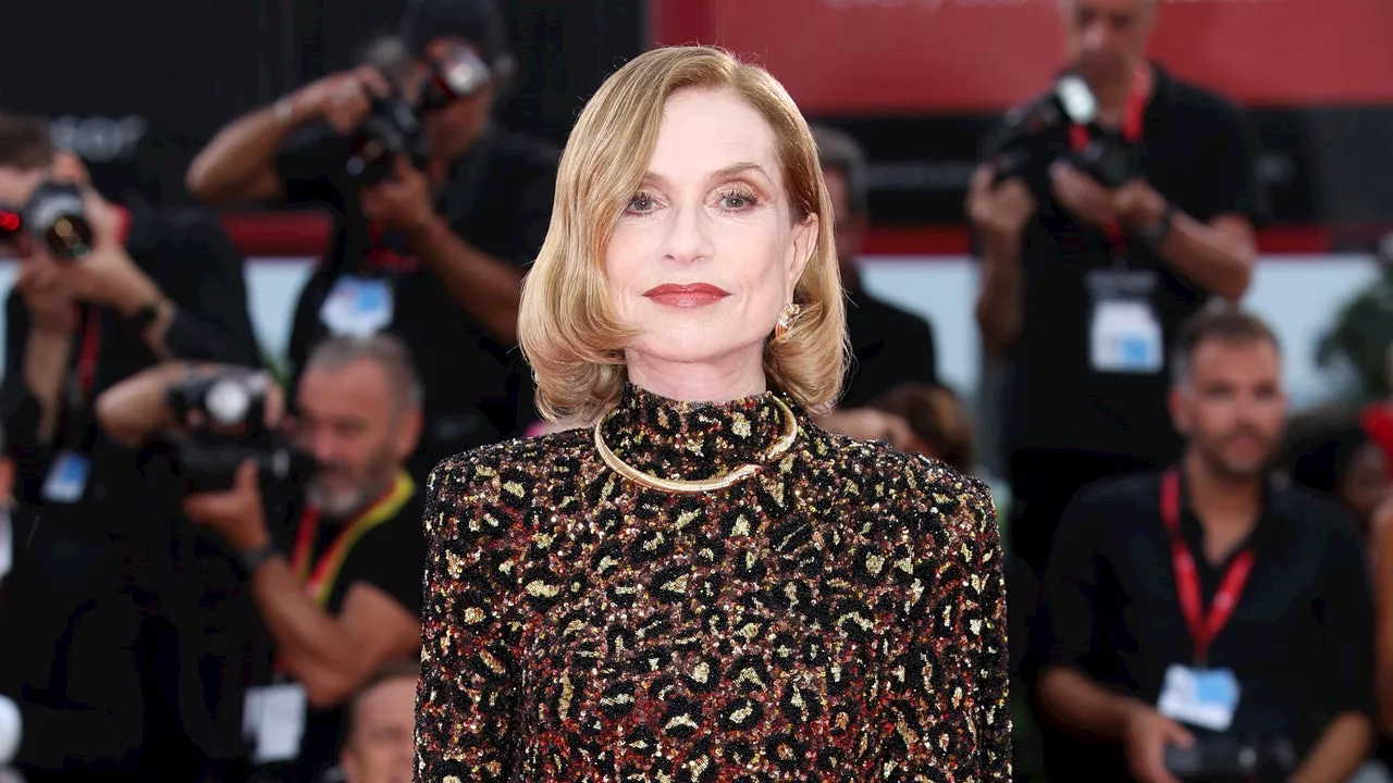 Isabelle Huppert ose l’imprimé léopard sur le tapis rouge de la Mostra de Venise