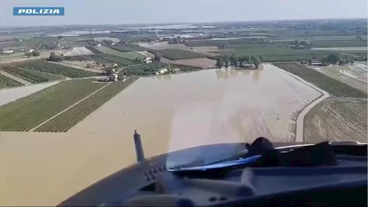 Maltempo Emilia-Romagna, le immagini delle zone alluvionate viste dall'elicottero