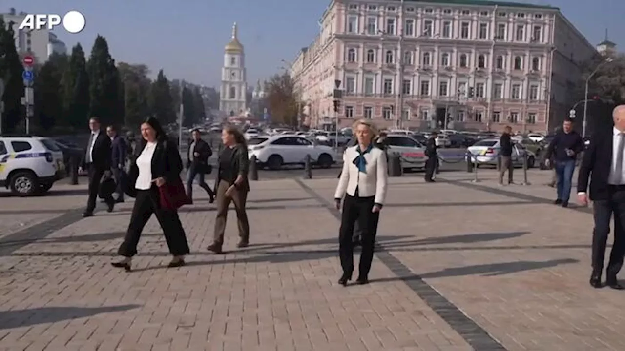 Von Der Leyen a Kiev depone fiori al Muro della Memoria