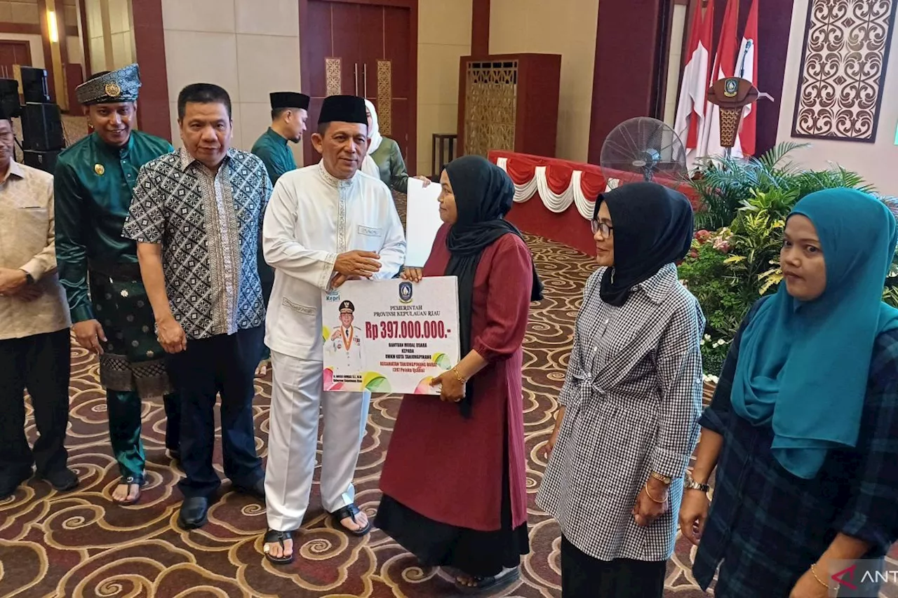 Pemprov Kepri menyalurkan bantuan pengembangan usaha bagi 1.965 UMKM