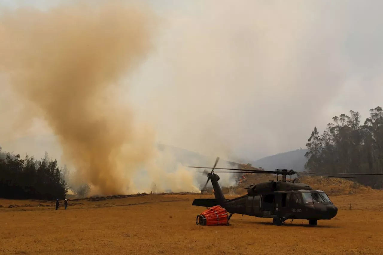 Helicóptero de la Fuerza Aérea combate los graves incendios en el municipio de Bojacá