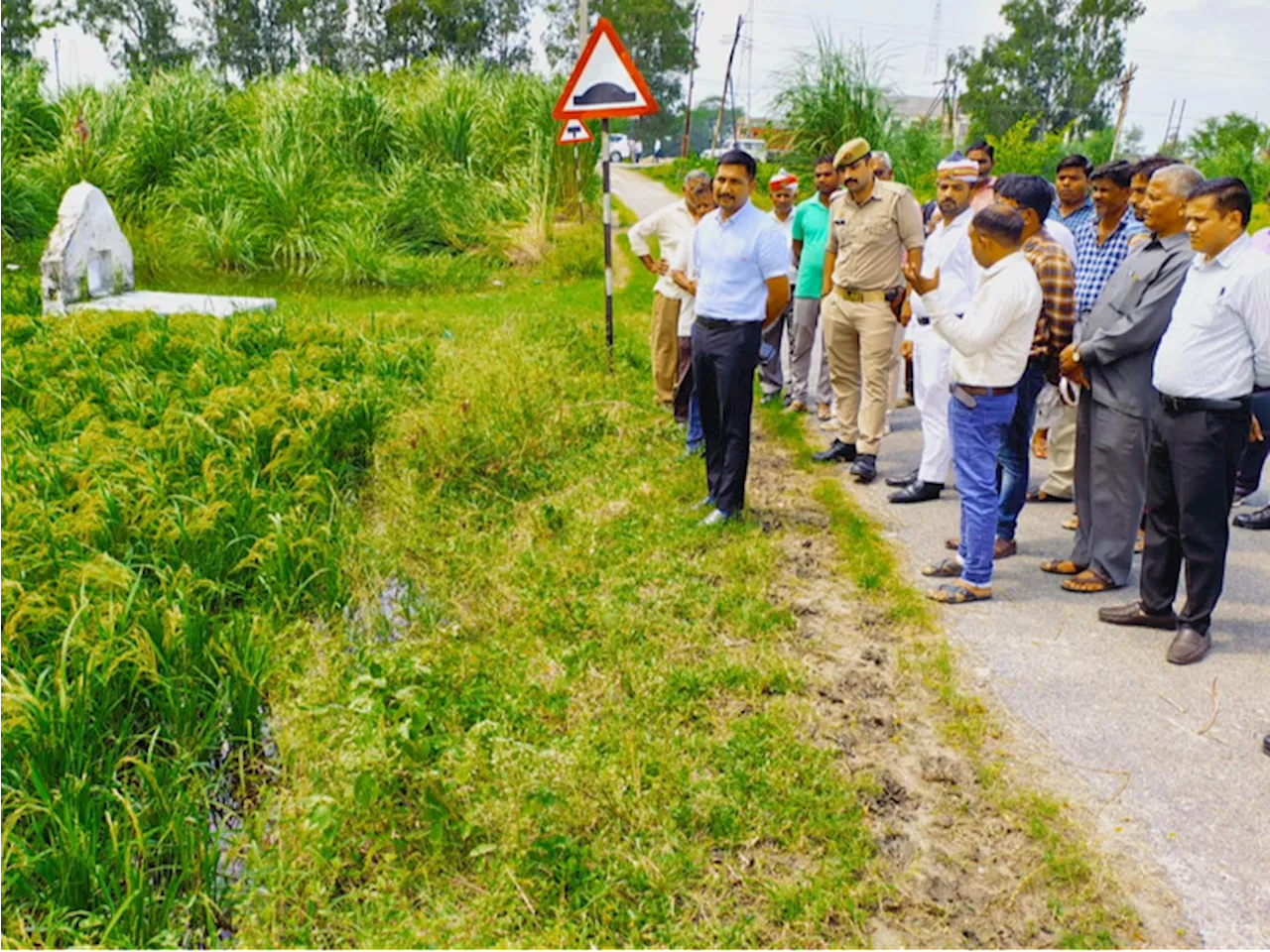 बारिश से किसानों की फसलो को भारी नुकसान: अलीगढ़ में अधिकारी कर रहे नुकसान का सर्वे;DM ने निरीक्षण कर जाना ह...