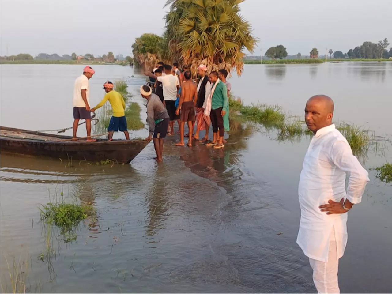 बाढ़ प्रभावित गांवों में प्रशासन ने वितरित किया राहत सामग्री