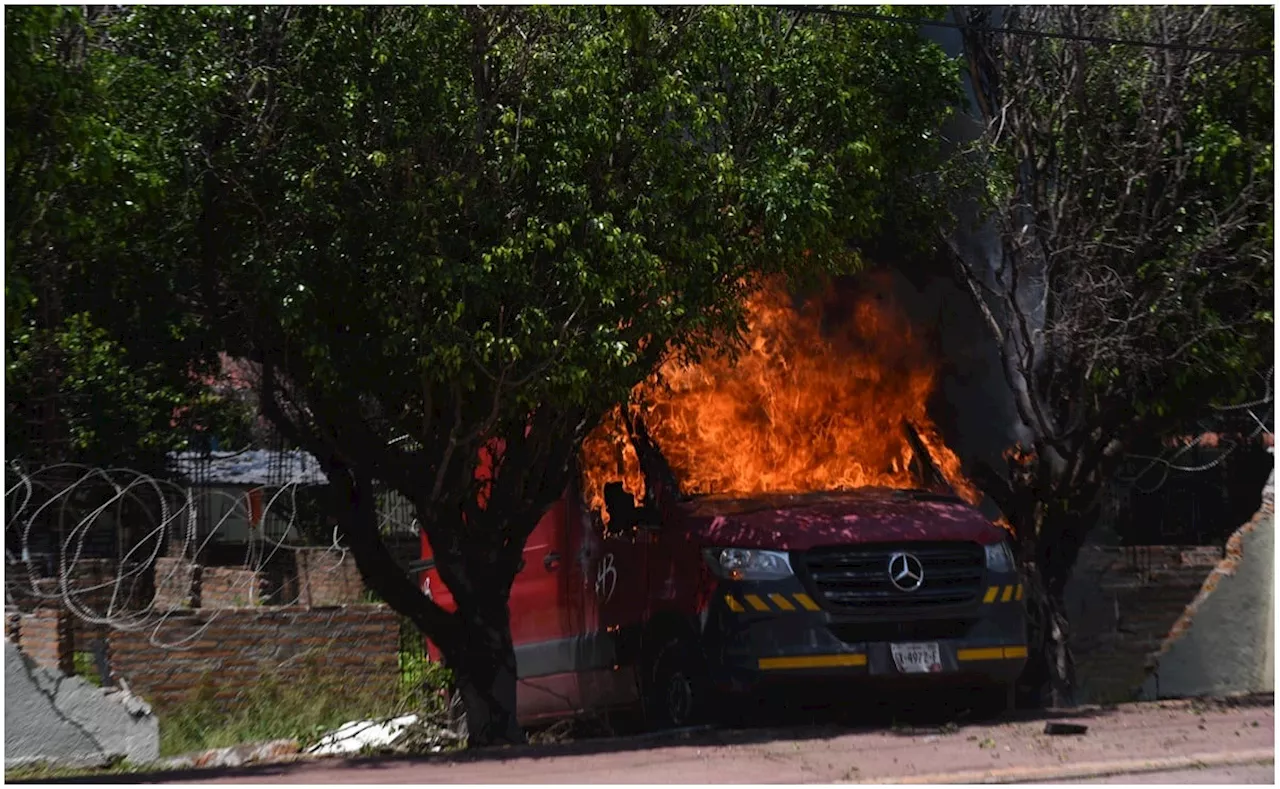 Normalistas de Ayotzinapa lanzan petardos e incendian camioneta frente a instalaciones militares en Iguala, Guerrero