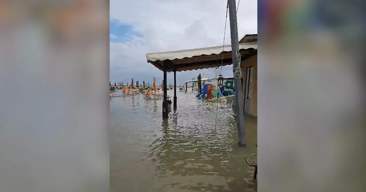 Nubifragio a Rimini, spiagge sott’acqua e stabilimenti balneari sommersi: il risveglio sul litorale