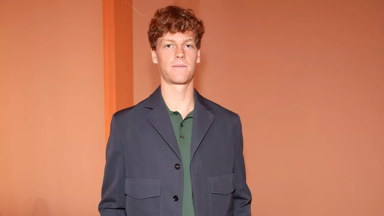 Jannik Sinner fait une apparition surprise au nouveau défilé féminin de Gucci à Milan