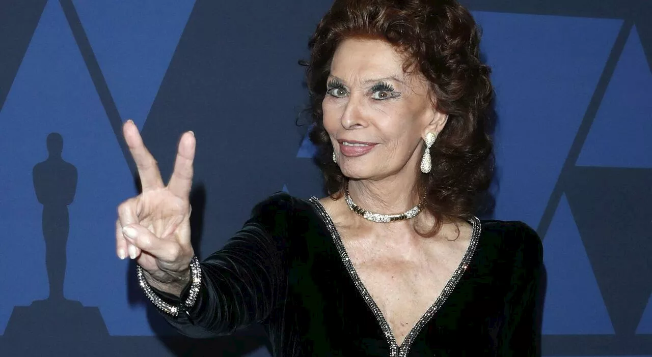 Sophia Loren compie oggi 90 anni: l'infanzia povera, il padre assente, il marito produttore e un film in arriv