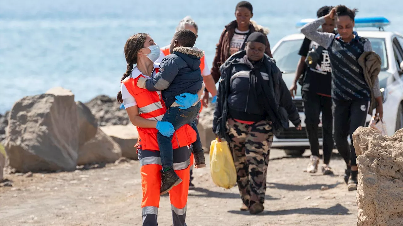 El TSJC suspende el protocolo de atención a menores migrantes de Canarias