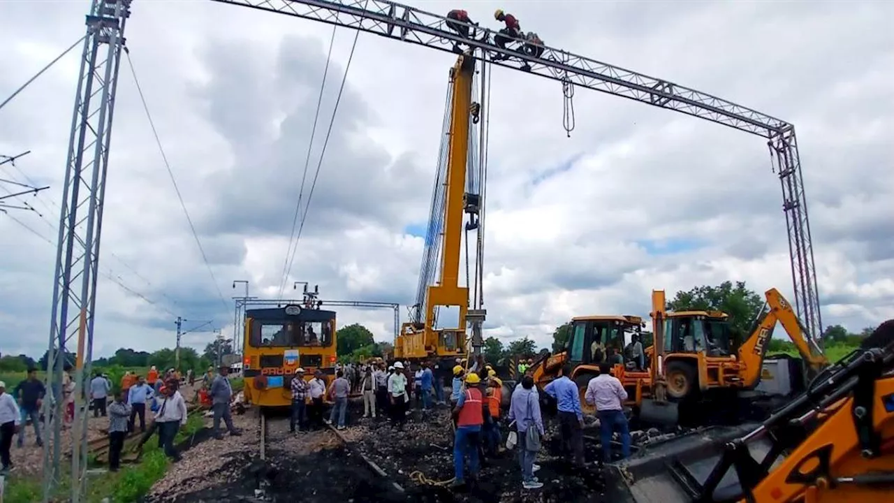 Mathura Train Accident: दिल्ली-आगरा रेल ट्रैक चरमराया, युद्ध स्तर पर टीमें जुटीं; 42 ट्रेनों का मार्ग बदला