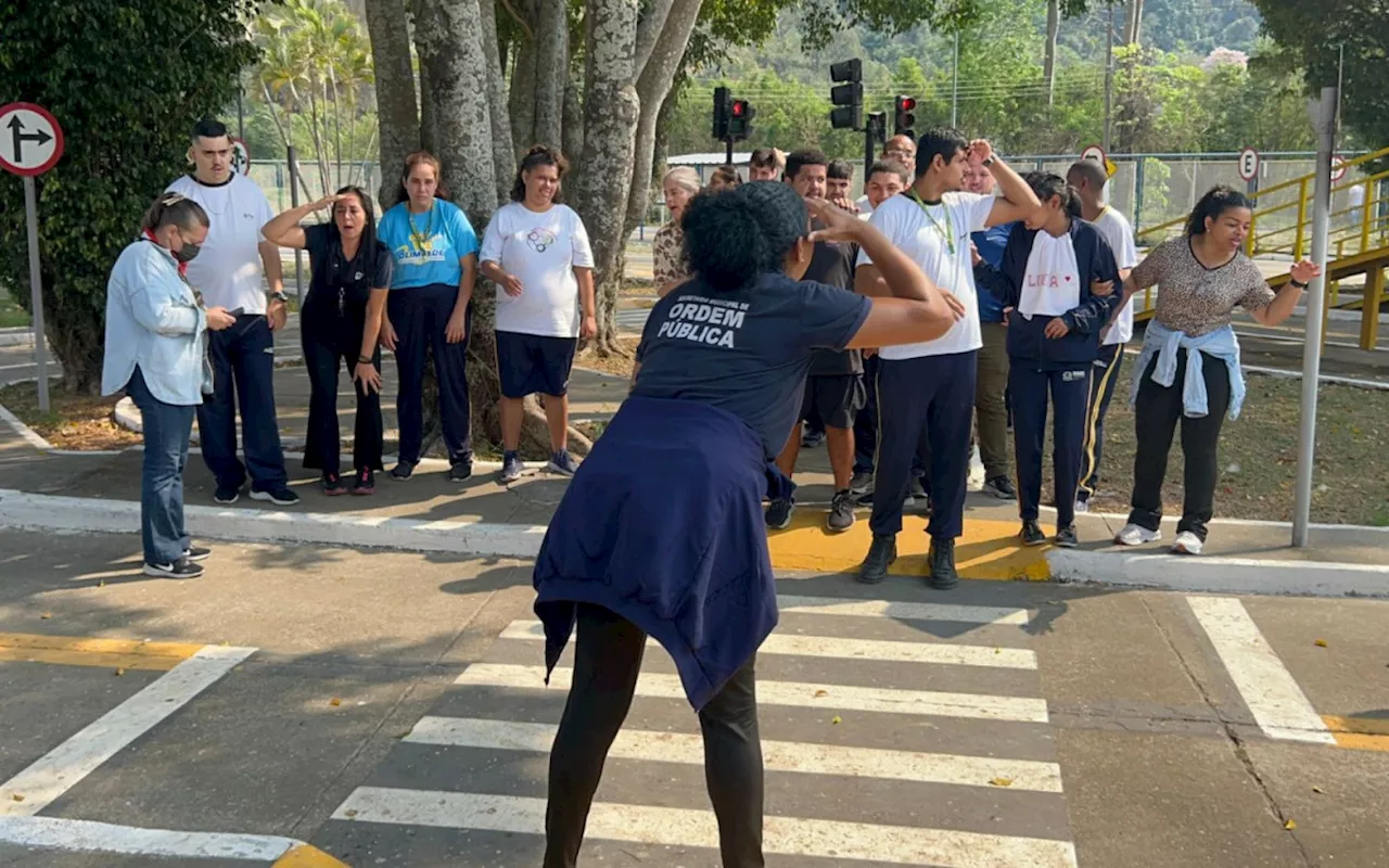 Volta Redonda: Minicidade do Trânsito recebe a visita de alunos com autismo