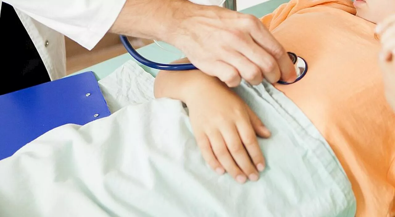 Bambino di 9 anni in ospedale con una crisi respiratoria esce con le ginocchia fratturate. I genitori: «Voglia