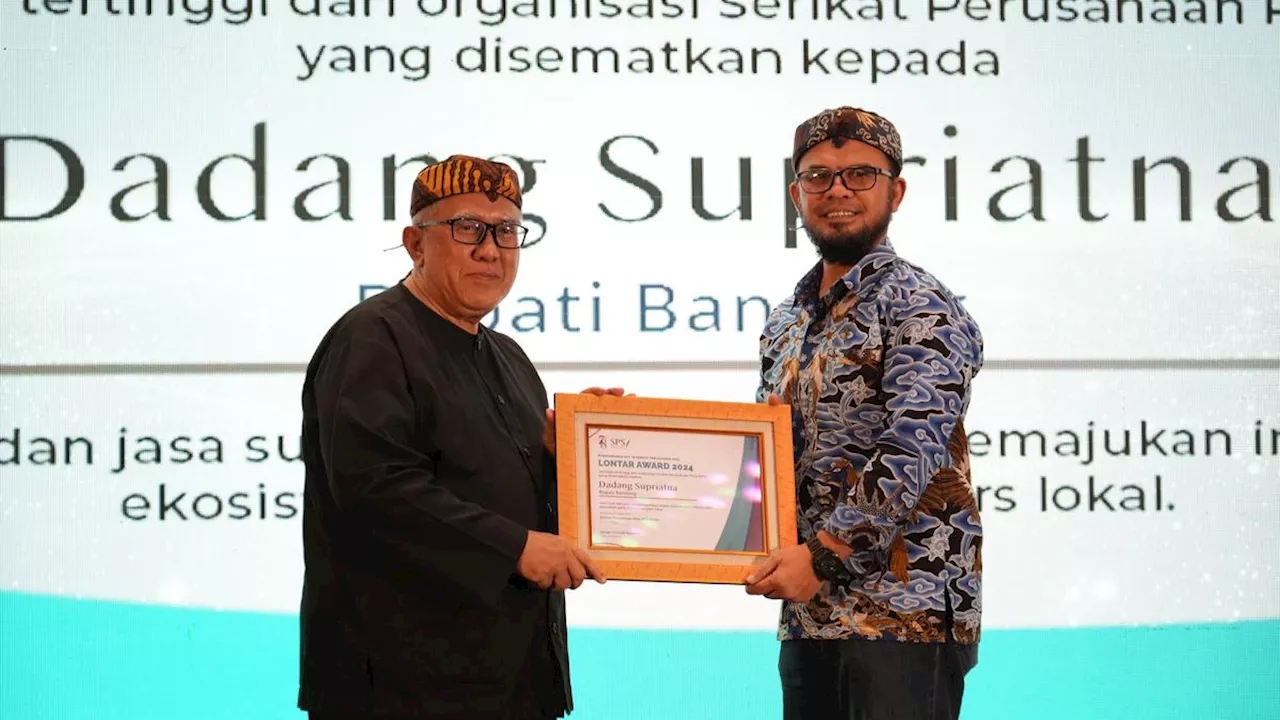 Dukung Kemajuan Pers, Bupati Bandung Dadang Supriatna Dianugerahi Penghargaan Lontar Award