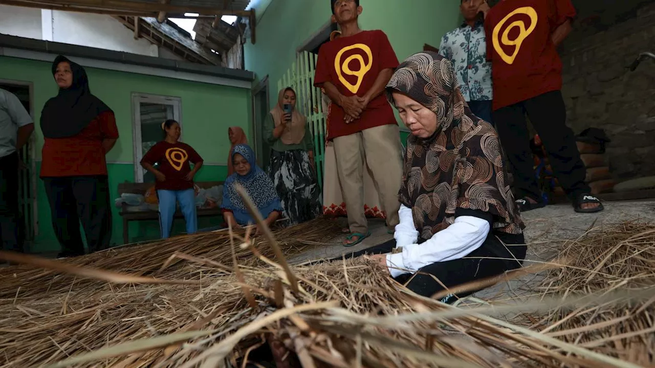 Usaha Anyaman Atap Ilalang Kecipratan Berkah Menggeliatnya Pariwisata Banyuwangi