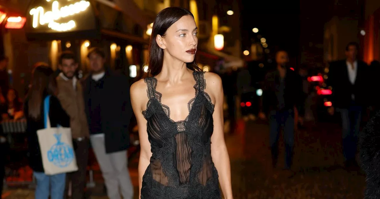 Irina Shayk fend la nuit milanaise dans une fascinante robe noire transparente