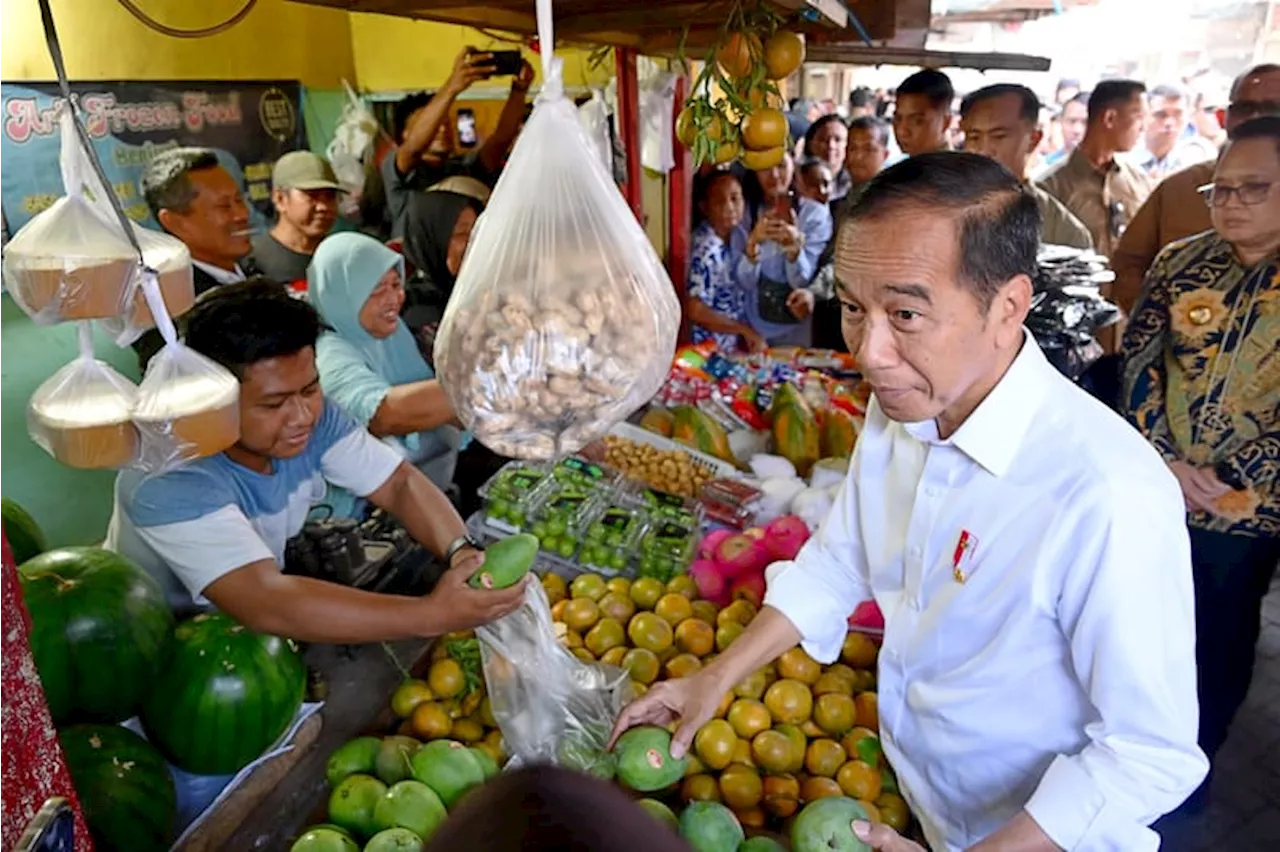 Jokowi Cek Harga Pangan di Pasar Dukuh Kupang Surabaya