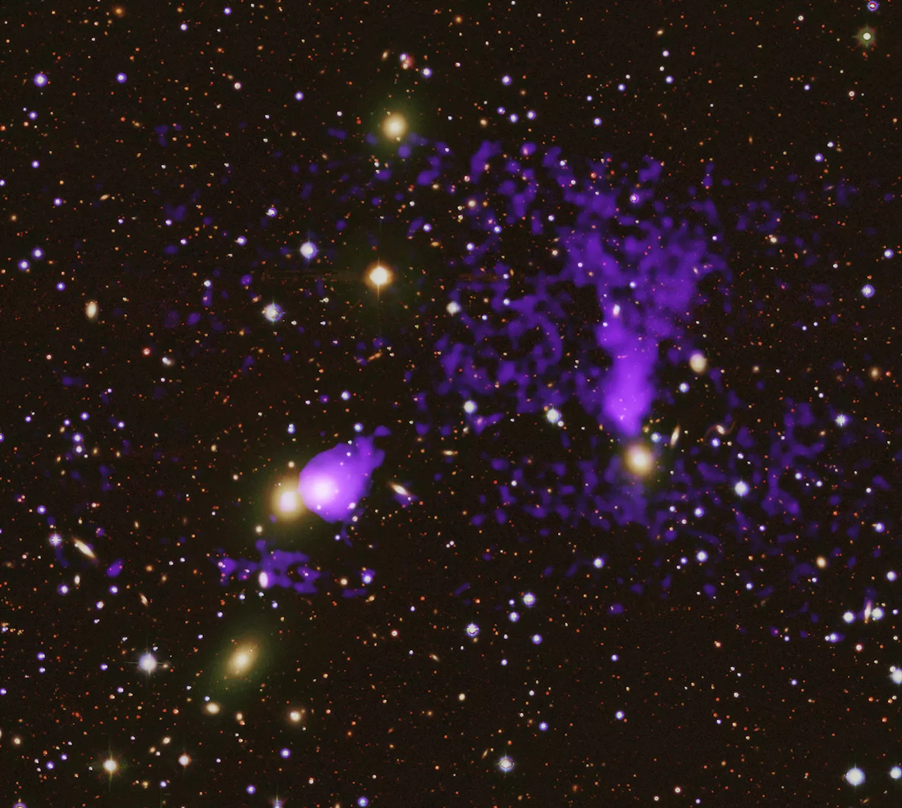 NASA's Chandra Finds Galaxy Cluster That Crosses the Streams