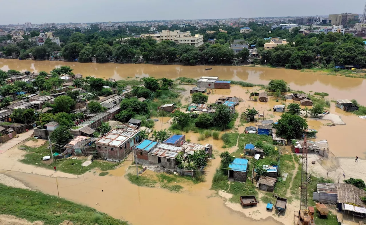 बिहार में बाढ़ से भयंकर तबाही! घर-स्कूल सब डूबा, खाने-पीने और राशन की परेशानी