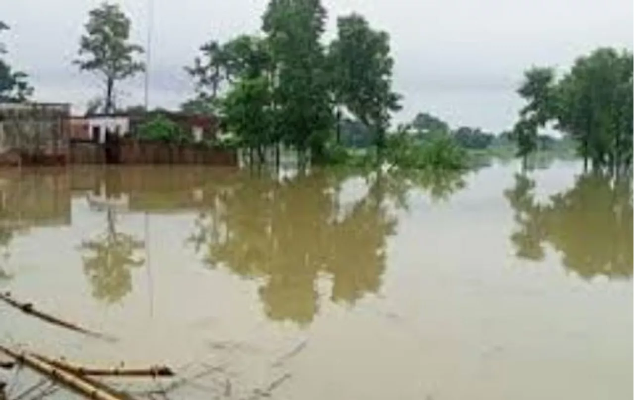 कर्मनासा नदी उफान पर, यूपी बिहार का संपर्क टूटा, बाढ़ ने कई क्षेत्रों में मचाई तबाही