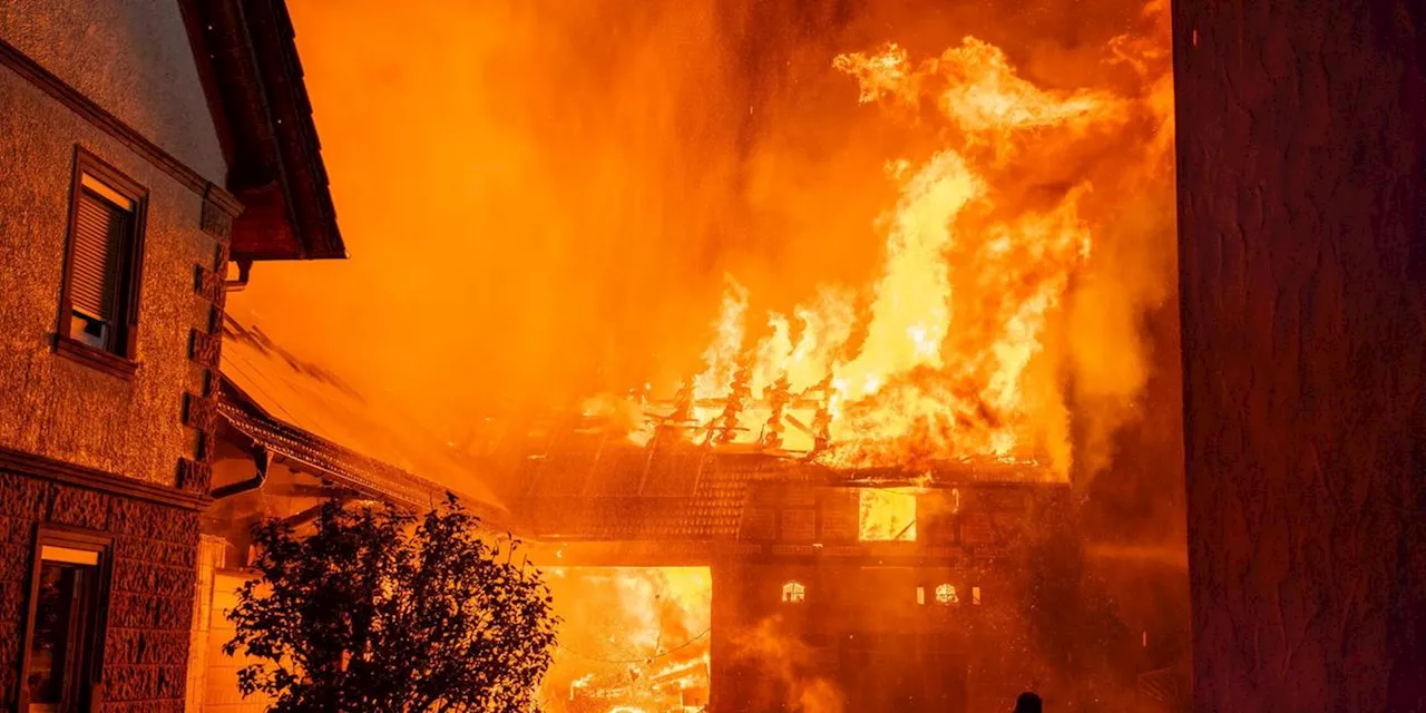 Gro&szlig;einsatz der Feuerwehr in Rentweinsdorf - sechsstelliger Schaden nach Scheunenbrand