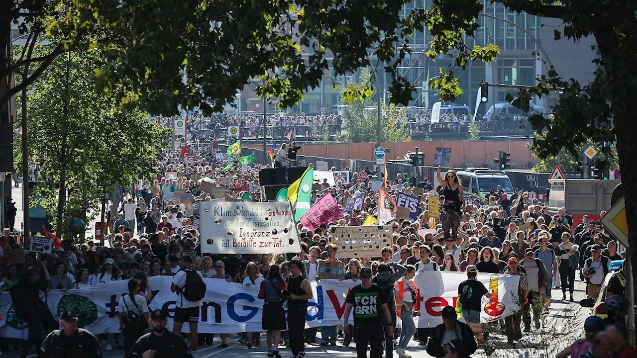 Hamburg & Schleswig-Holstein: Tausende Menschen beteiligen sich in Hamburg am Klimastreik