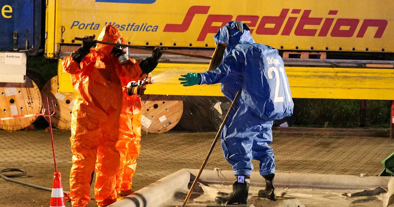 Gefahrgut-Alarm in Porta Westfalica: Austretendes Pulver löst Großeinsatz aus