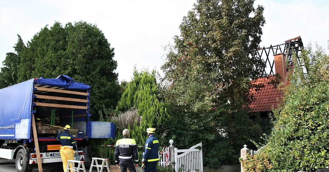 Nach Großbrand in Enger: Polizei sucht mit Spürhunden nach vermisster Bewohnerin