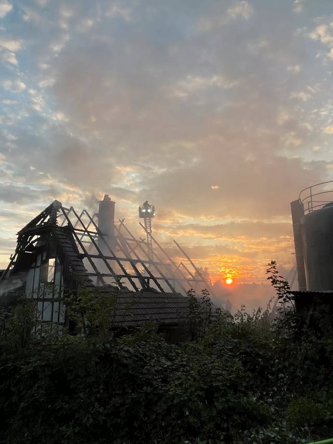 Brand in Kerzers FR: Bauernhaus im Dorfkern geht in Flammen auf