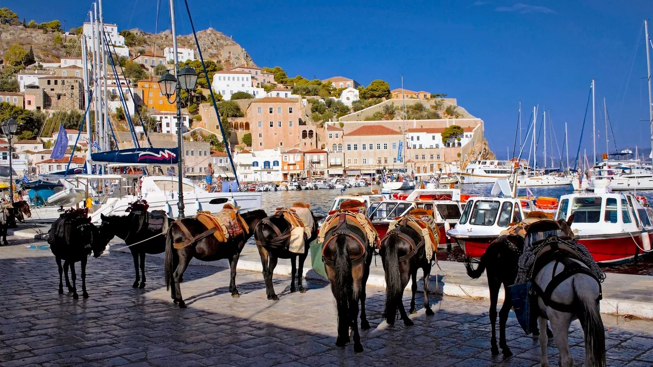 La isla de Grecia donde los coches están prohibidos y sus habitantes se mueven en burro