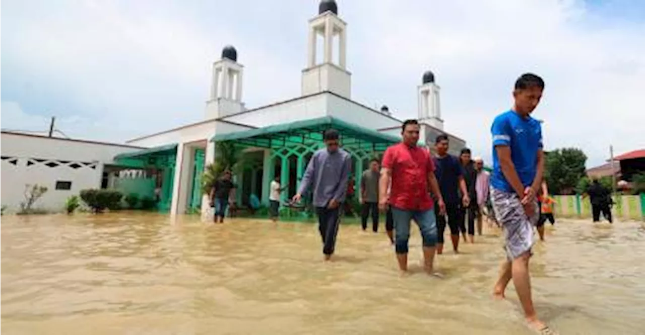 Pekarangan masjid digenangi air, 300 jemaah tetap hadir solat Jumaat