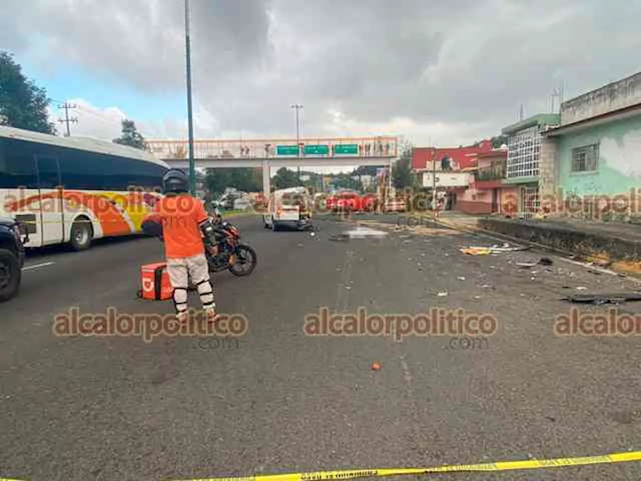 Tráiler se queda sin frenos e impacta camioneta y a otro tractocamión; un muerto y un lesionado