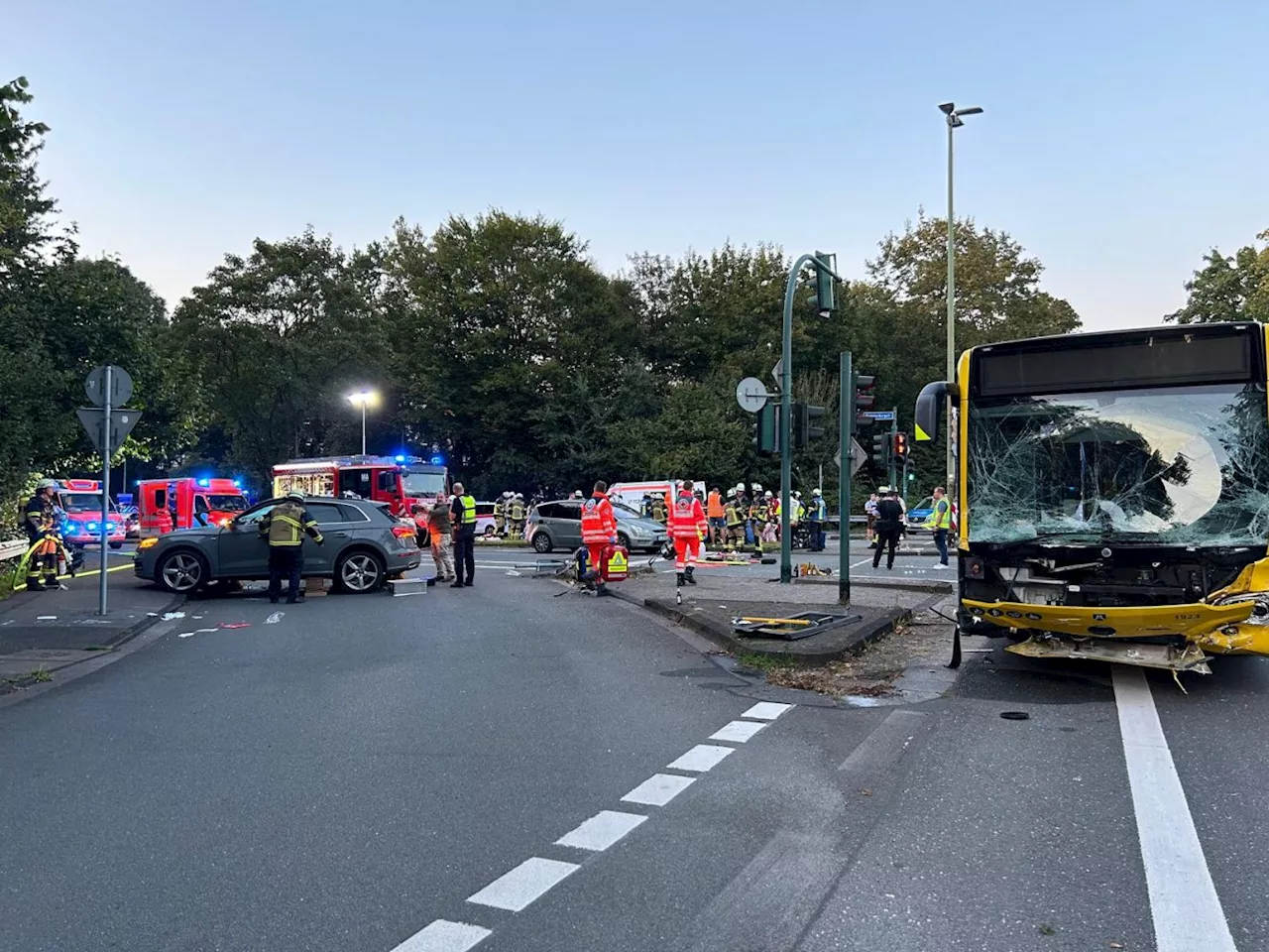 Schwerer Verkehrsunfall löst Großeinsatz für den Rettungsdienst aus