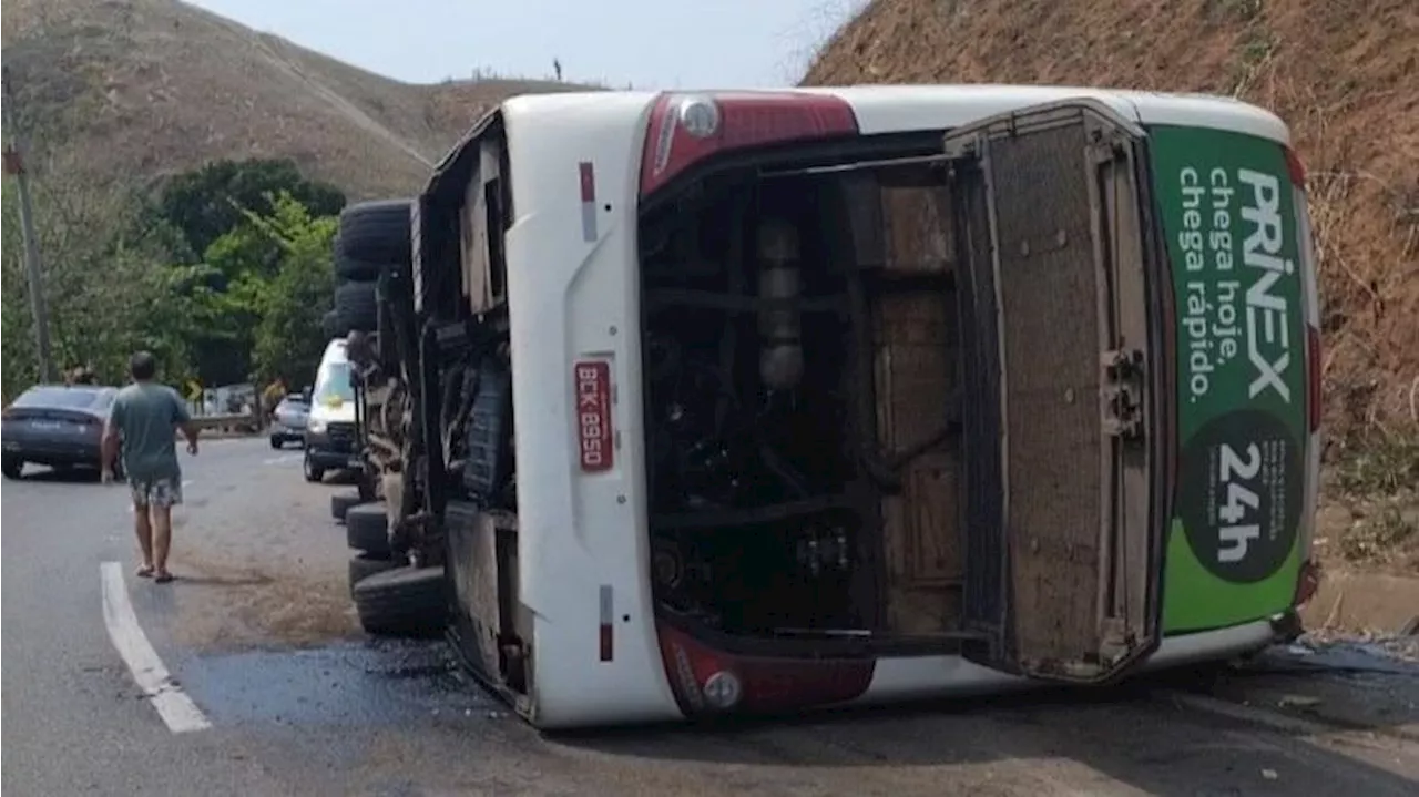 Ônibus com time de futebol americano tomba e mata 3 pessoas na Dutra