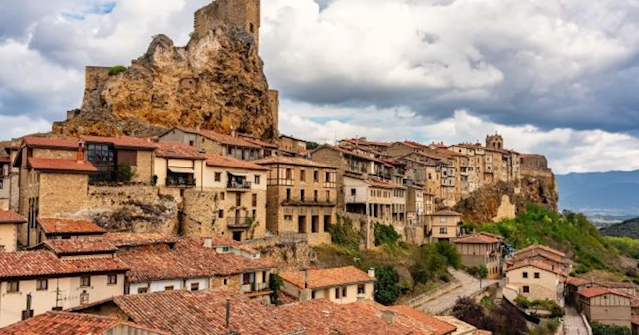 El BONITO pueblo medieval que tiene un CASTILLO imponente del SIGLO XII y rincones de ensueño