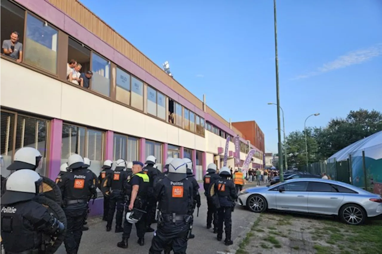 Waanzin op het Kiel: supporters vallen interviewzone binnen, politie grijpt in