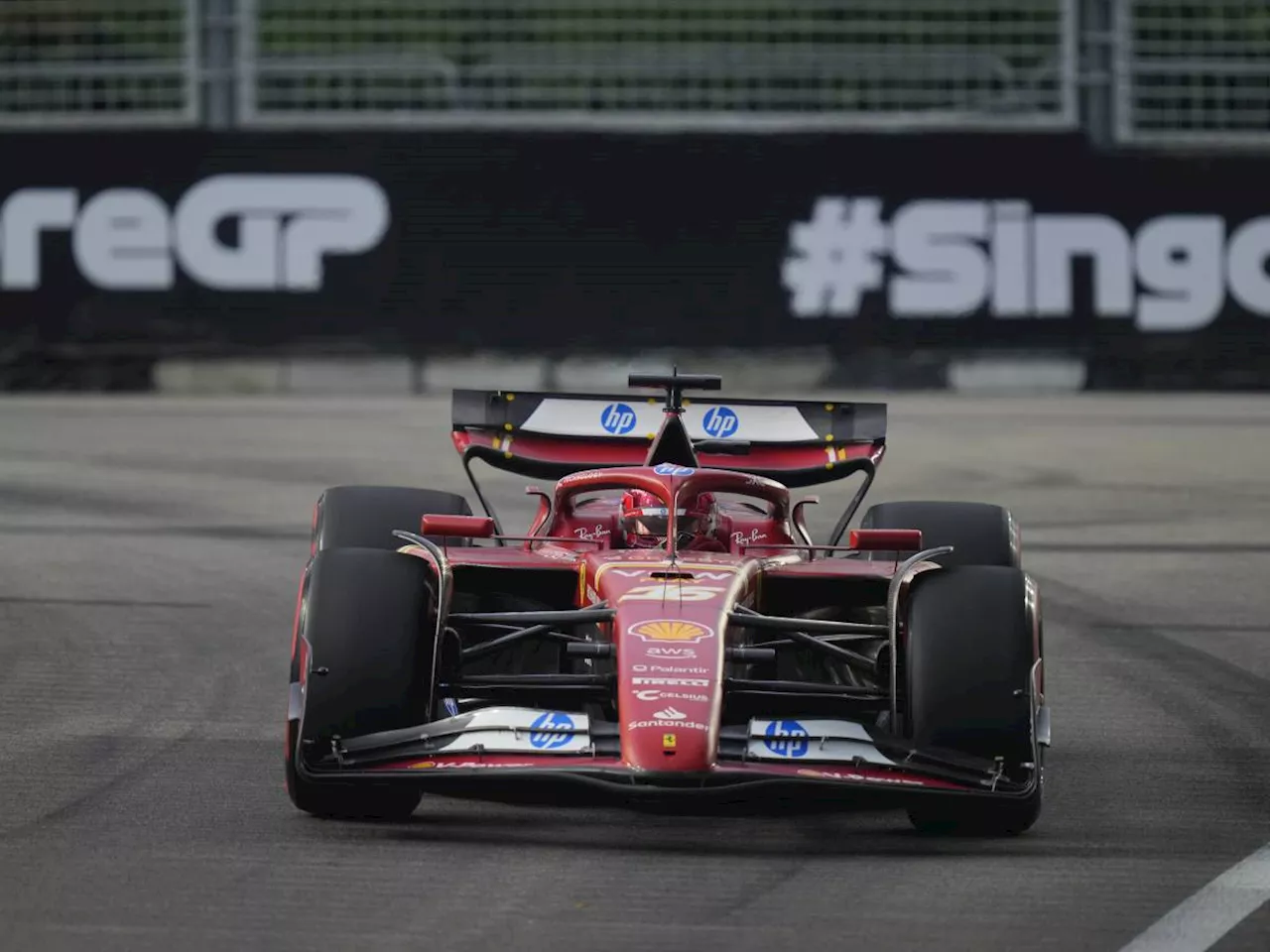 F1, a Singapore pole Norris, patatrac Ferrari: incidente Sainz, Leclerc solo nono