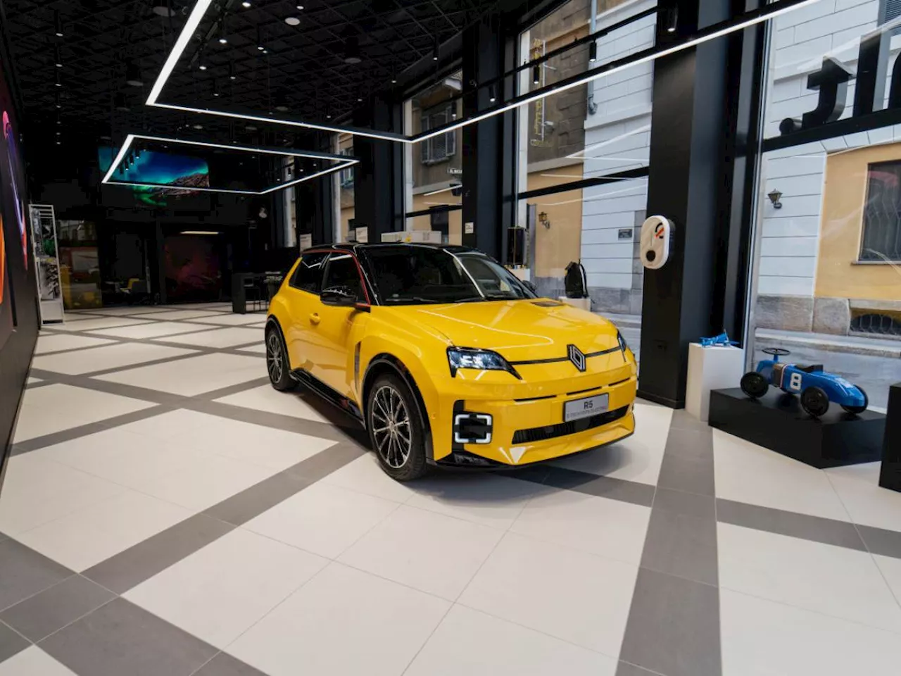 Renault Italia inaugura il primo store 'rnlt©' a Milano: un nuovo concept nel cuore della città