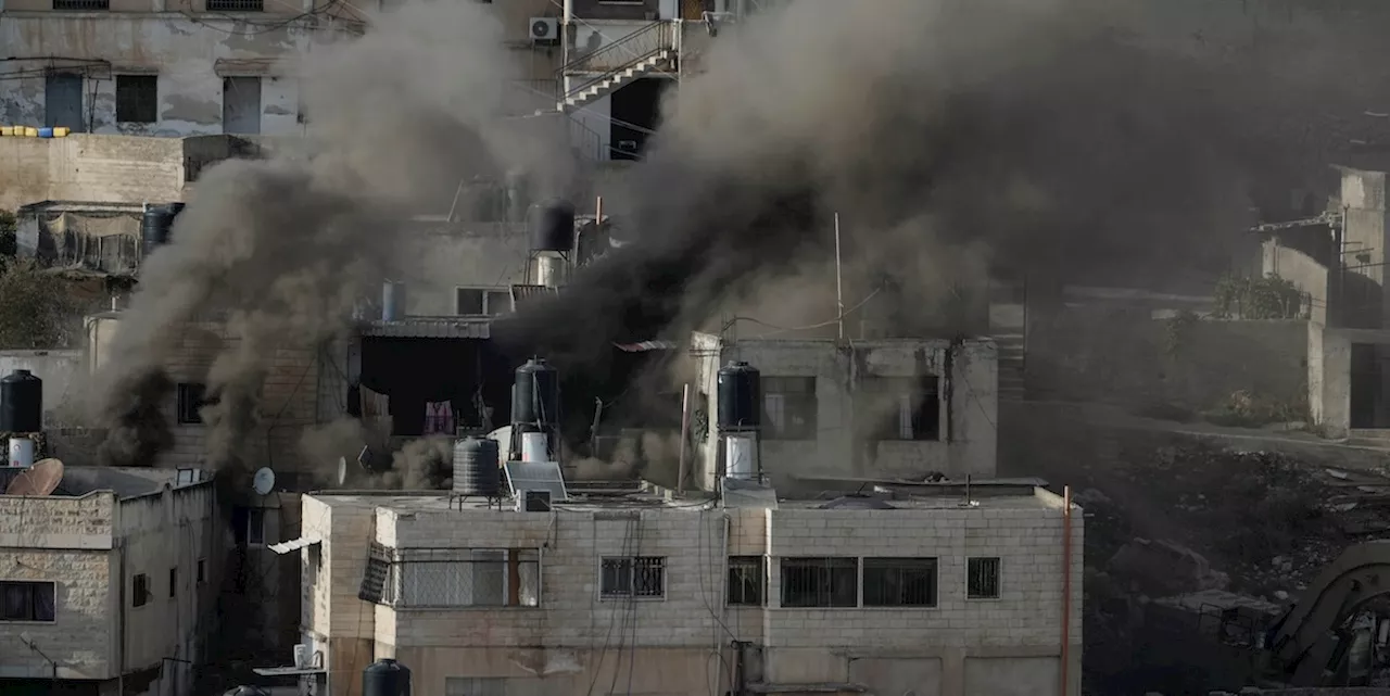 Tre soldati israeliani sono stati filmati mentre gettavano i corpi di tre palestinesi da un edificio