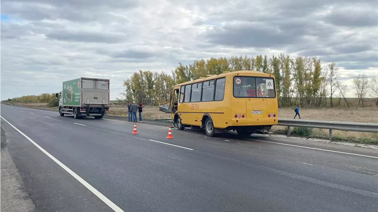 В Оренбургской области автобус с детьми столкнулся с «КамАЗом»