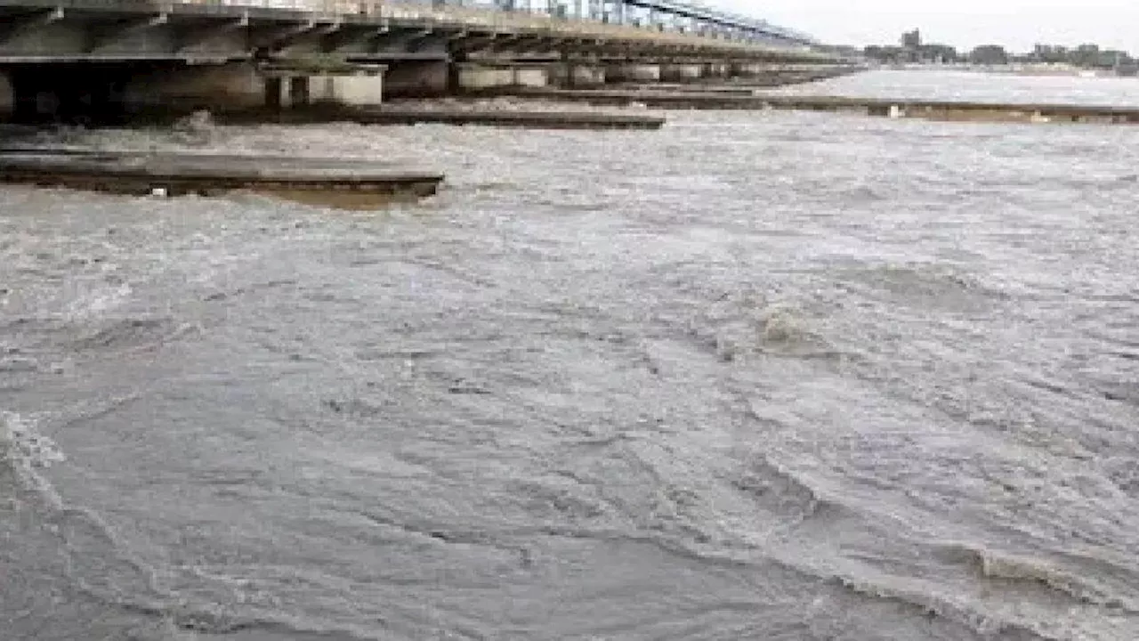 Ganda Water Level: कानपुर में चेतावनी बिंदु के पार गंगा, खतरे के निशान से केवल 91 cm दूर; गांवों में बढ़ाई गई सतर्कता