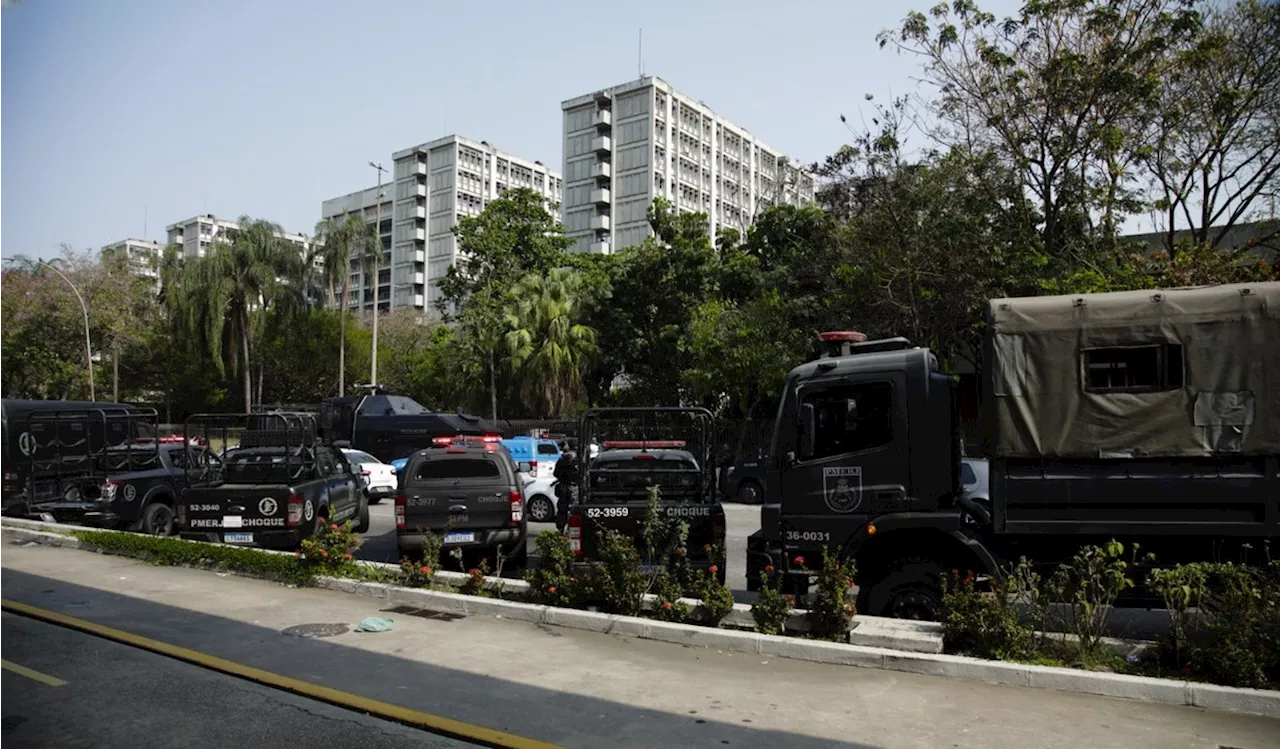 Confusão e prisões durante desocupação do campus da Uerj