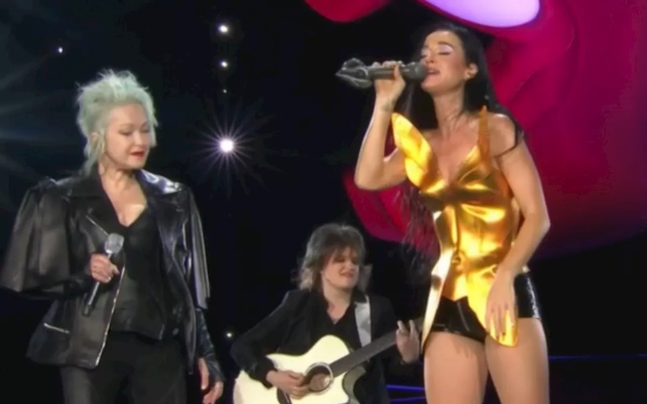 Katy Perry canta com Cyndi Lauper e dança com fã em show empolgante