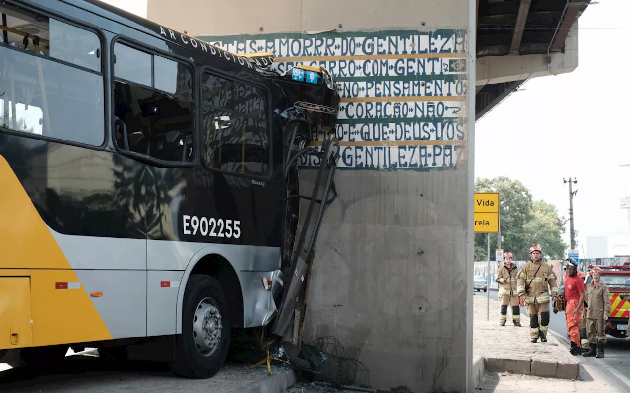 Motorista de BRT envolvido em acidente tem quadro estável após passar por cirurgia